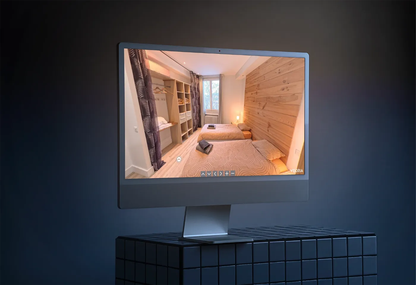 Visite virtuelle 360° d’une chambre affichée sur un écran