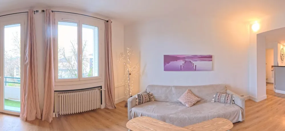 Séjour de l’appartement d’Aix-les-Bains, point de départ de la visite