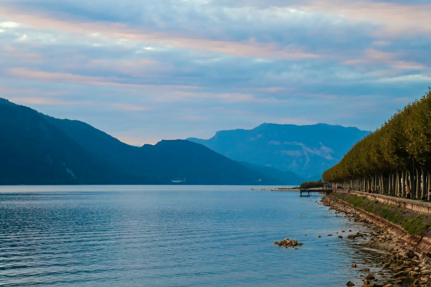 Le lac du Bourget et ses montagnes, à Aix-les-Bains