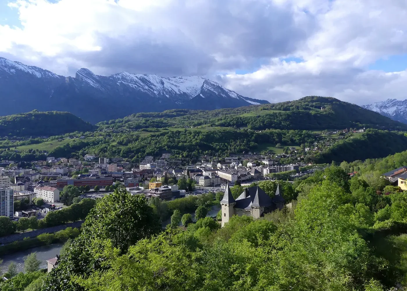 Albertville vue depuis le belvédère de Conflans, en soirée