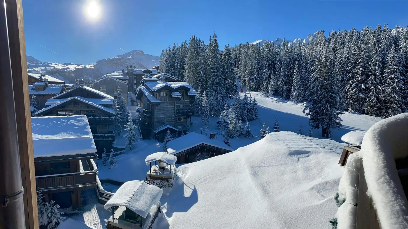 La station de Courchevel sous la neige