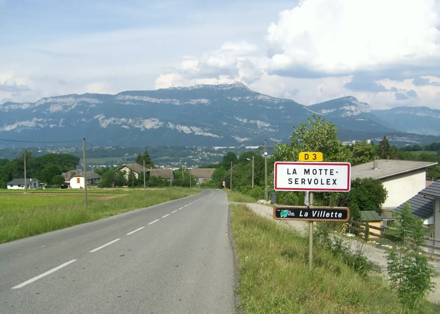L'entrée de La Motte-Servolex, avec les montagnes en arrière-plan