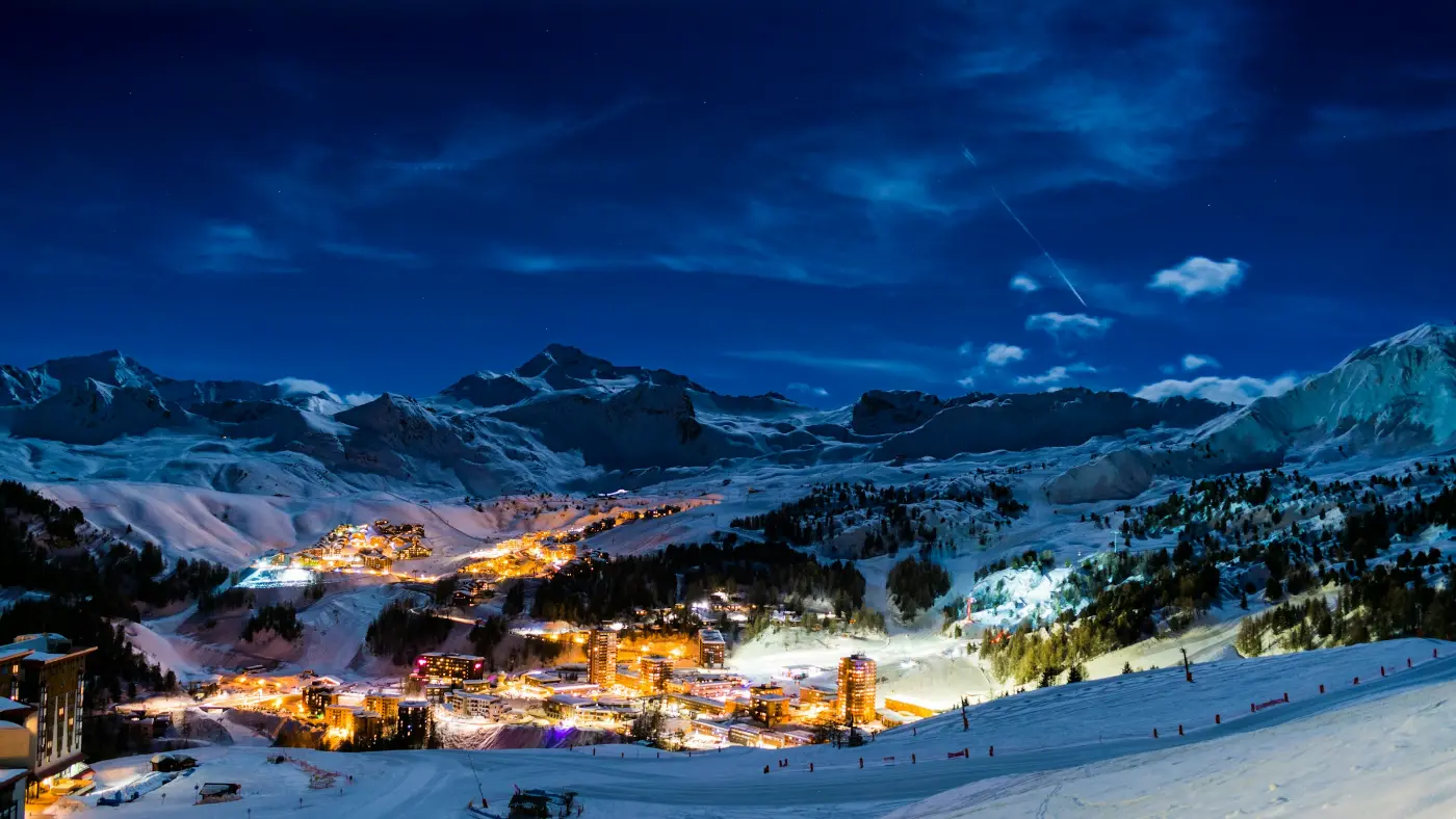 La station de La Plagne illuminée de nuit
