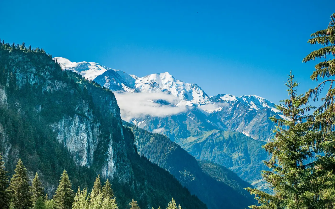 Chaîne de montagnes enneigée en Savoie