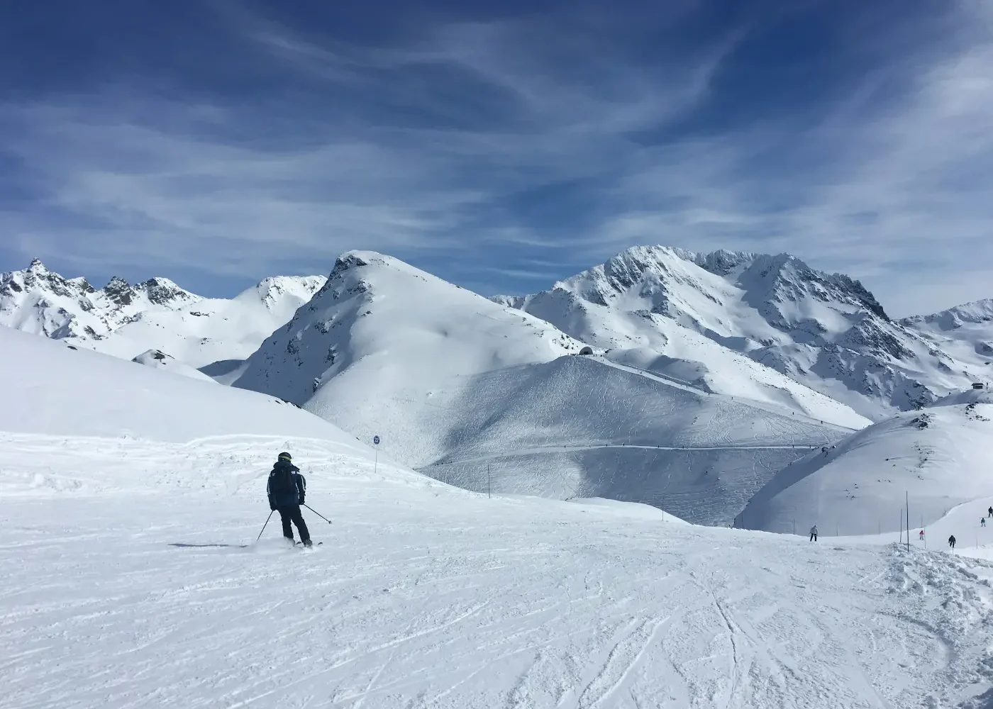 Skieur sur une piste enneigée des Alpes